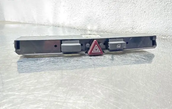 Opel Astra H Hazard light switch 13100105