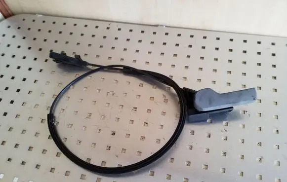 Volkswagen Golf V Engine bonnet/hood lock release cable 