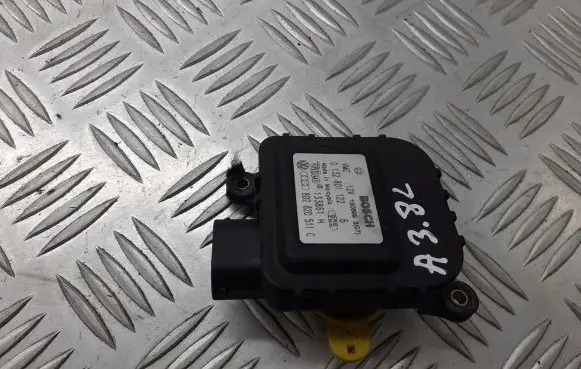 Audi A3 S3 8L Central body control module 8D2820511C