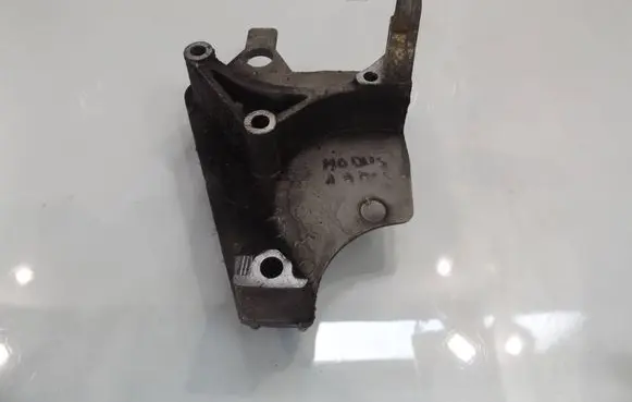 Renault Modus Engine mounting bracket 8200206982