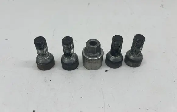 Skoda Octavia Mk4 Anti-theft wheel nuts and lock