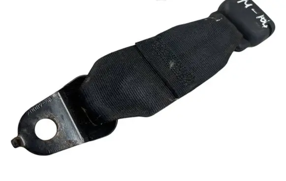 Mazda 3 I Front seatbelt buckle