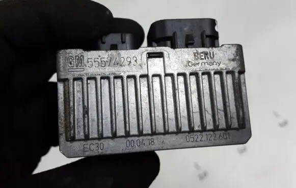 Opel Zafira C Glow plug pre-heat relay 75574293