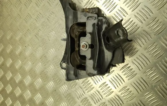 Toyota Prius (XW50) Engine mount bracket 025