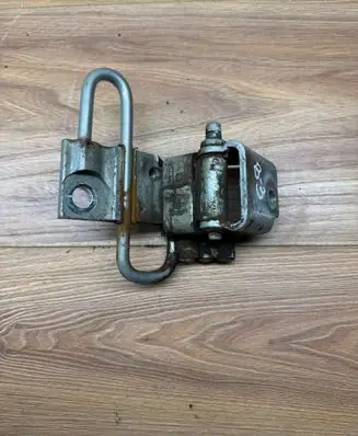 Volkswagen Touran I Front door lower hinge 1T0831411