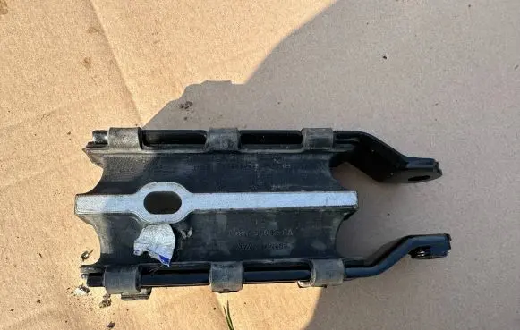 Volvo V60 Engine mount bracket 8G9N-6P082-BA XC2598