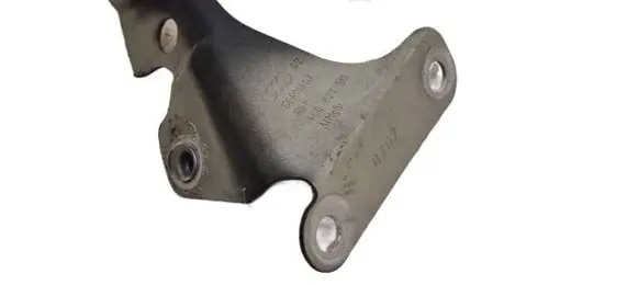 Audi Q7 4L Fender mounting bracket 4L0821135