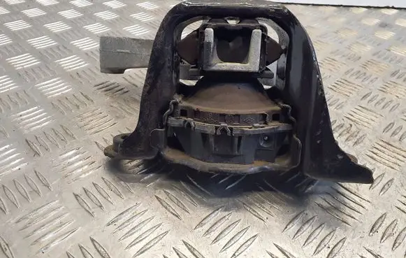 Nissan Qashqai Engine mount bracket
