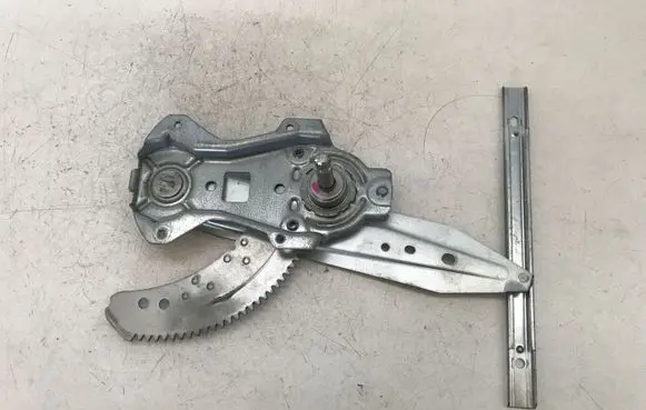 Rear door manual window regulator