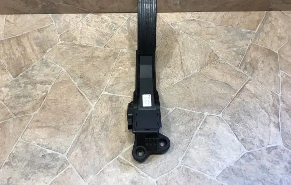 Mercedes-Benz ML W164 Accelerator throttle pedal A1643000104