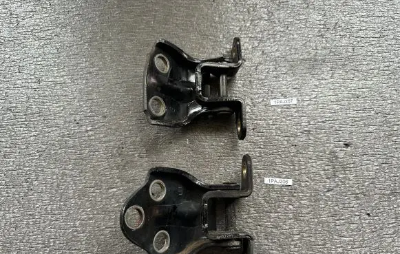 Rear door hinge set