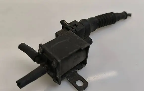 BMW 5 E34 Turbo solenoid valve 72191133 2243804C 92T03112V