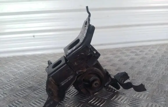 Engine mount bracket