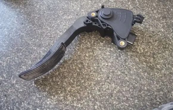 Nissan Leaf I (ZE0) Accelerator throttle pedal 180021KM0B
