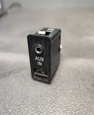 BMW 5 F10 F11 AUX in-socket connector 6131912965102