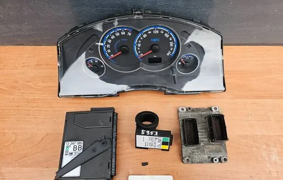 Opel Meriva A Engine ECU kit and lock set 55555570 1039S21485