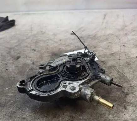 Opel Astra J Vacuum pump