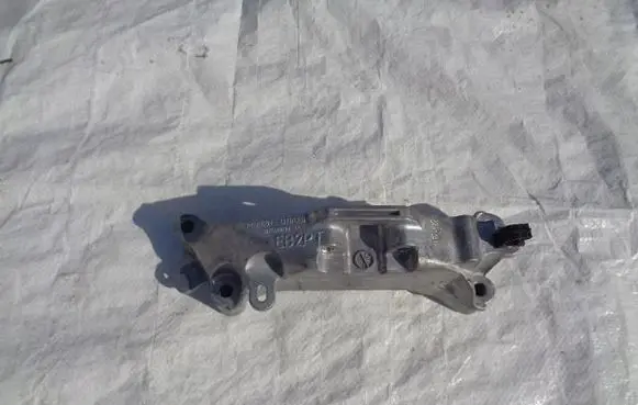 Engine mounting bracket