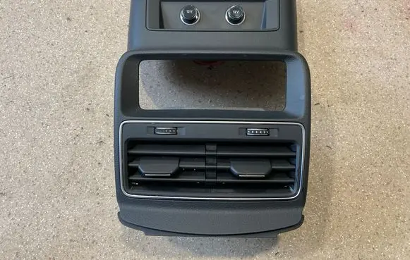 Audi Q7 4M Rear air vent grill 4M8864147 4M8819203