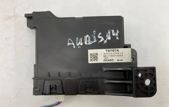Toyota Auris E180 Air conditioning/heating control unit 8865002E10