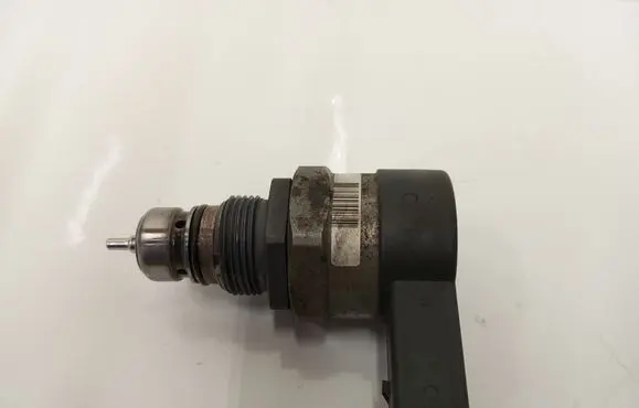 BMW 5 E60 E61 Fuel pressure regulator 0281002481 30693876 1315