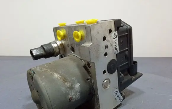 BMW 5 E39 ABS Pump 6758969