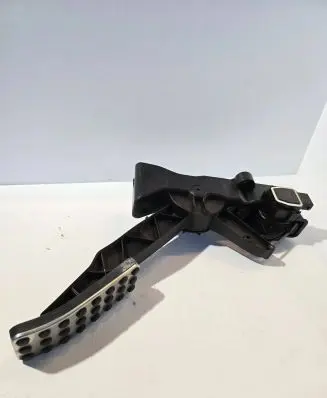 Mercedes-Benz B W245 Accelerator throttle pedal A1693000504 030507 000447