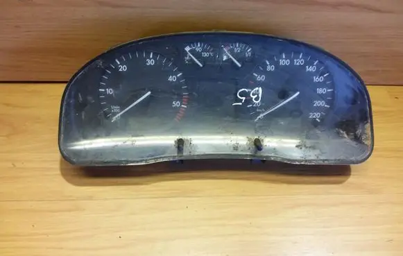 Volkswagen PASSAT B5 Speedometer (instrument cluster) 88311245