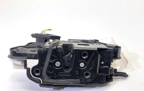 Volkswagen Golf VII Front door lock 5K1837015D
