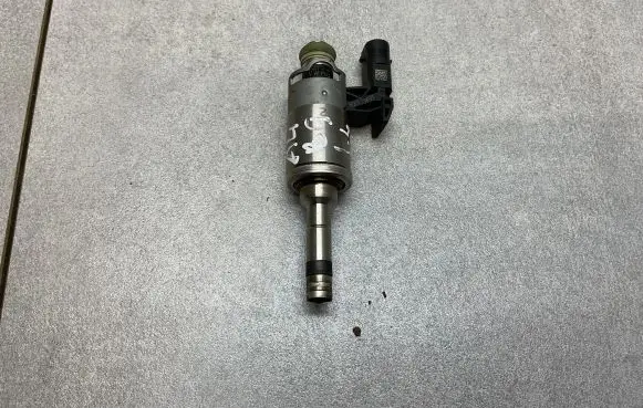 Audi A4 S4 B9 Fuel injector 04E906036Q