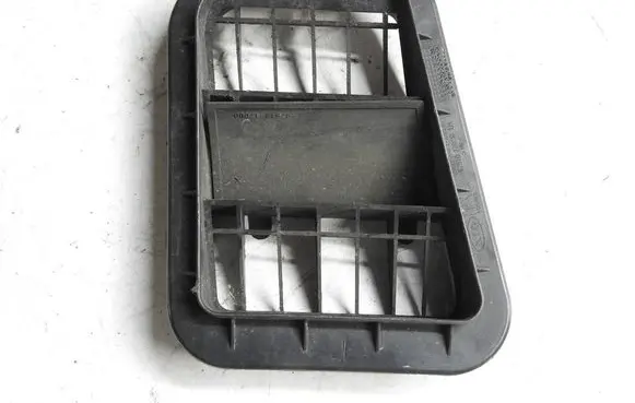 Quarter panel pressure vent