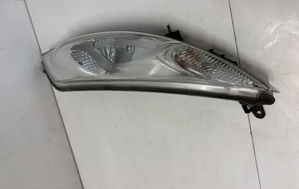 Nissan Juke I F15 Headlight/headlamp