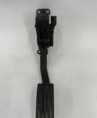 Accelerator throttle pedal