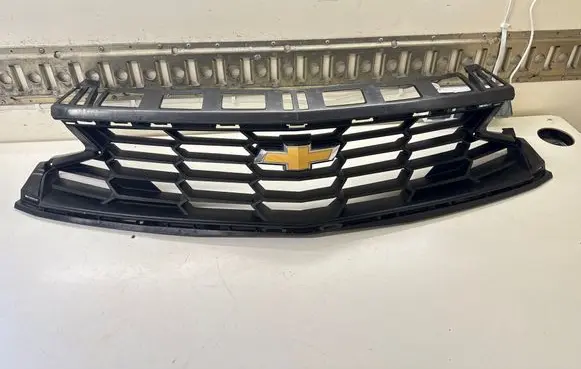 Chevrolet Camaro Front bumper upper radiator grill 84047465