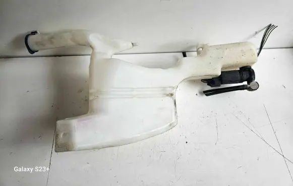 Ford Fiesta Windshield washer fluid reservoir/tank 8A6117B613AD