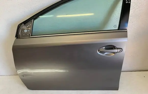 Toyota Auris E180 Front door 