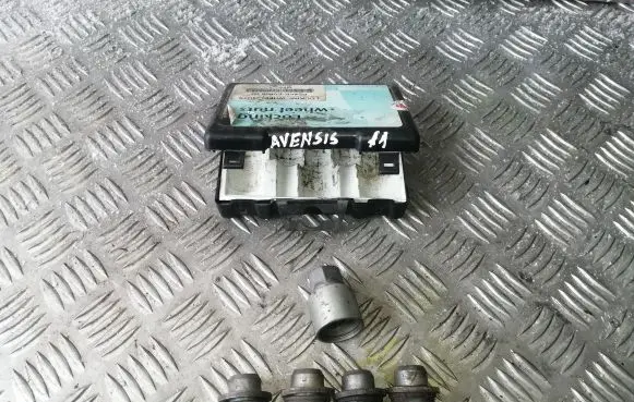 Toyota Avensis T270 Anti-theft wheel nuts and lock 