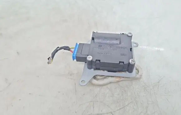 Audi A8 S8 D3 4E Air flap motor/actuator 4E0820511