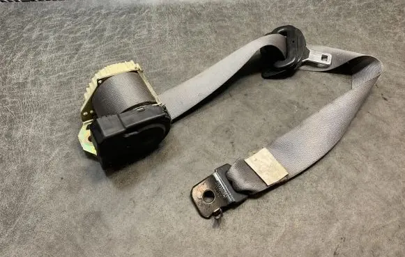BMW X3 E83 Front seatbelt 33028136