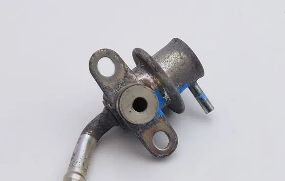 Mitsubishi Space Star Fuel pressure regulator