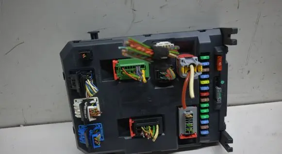 Citroen C3 Picasso Fuse module 9664983480