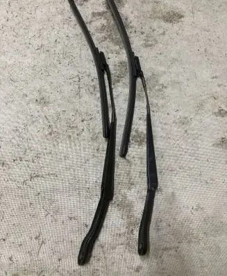 Front wiper blade arm