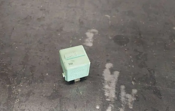 BMW 5 E39 Other relay 8373700 61368373700