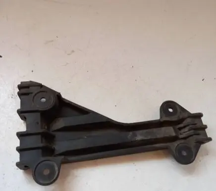 Front bumper mounting bracket