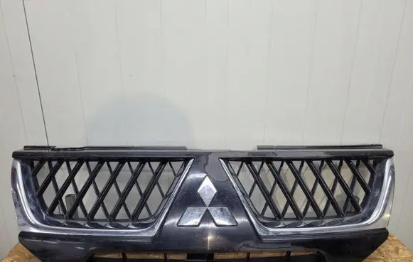 Mitsubishi Pajero Front bumper upper radiator grill