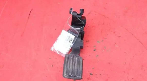 Accelerator throttle pedal