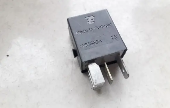 Volkswagen PASSAT B7 Other relay 4H0951253C