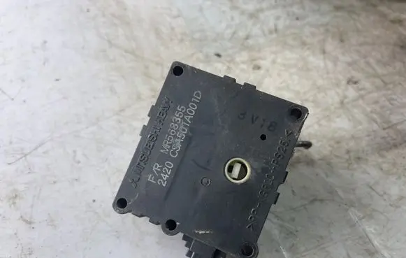 Mitsubishi Pajero Sport I Air flap motor/actuator Mr568355