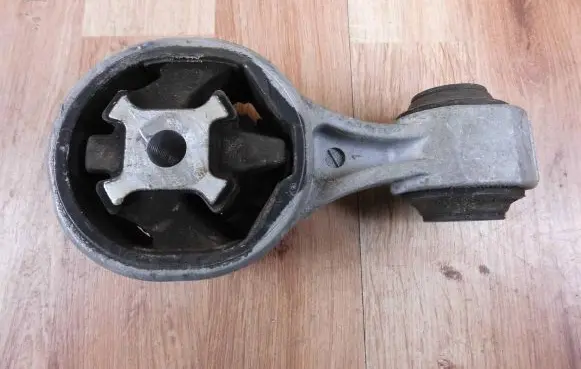Nissan X-Trail T32 Engine mounting bracket 113504BA0A