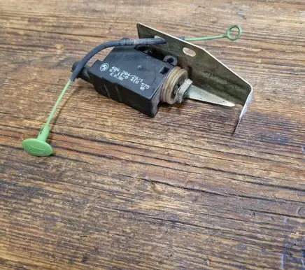 BMW Z3 E36 Fuel tank cap lock 8410575